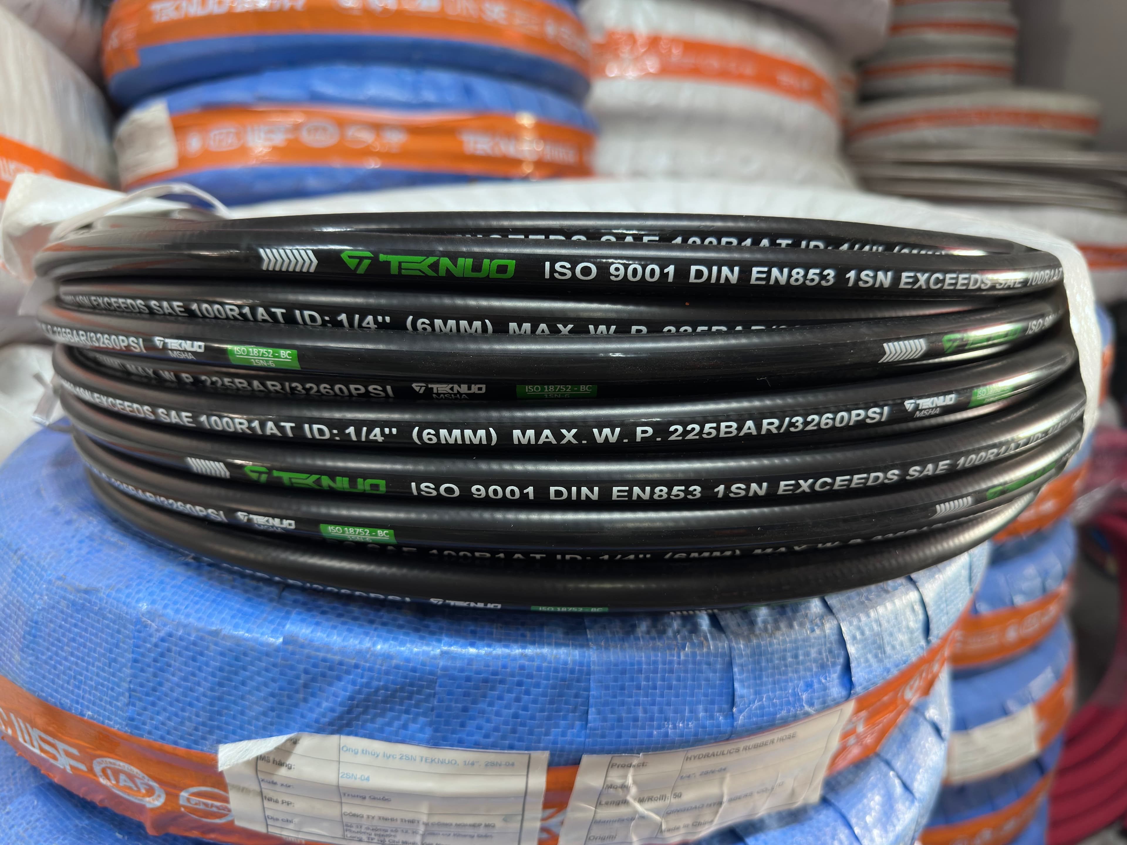 Ống Thủy Lực da trơn TEKNUO, 1/4 R1AT - 2