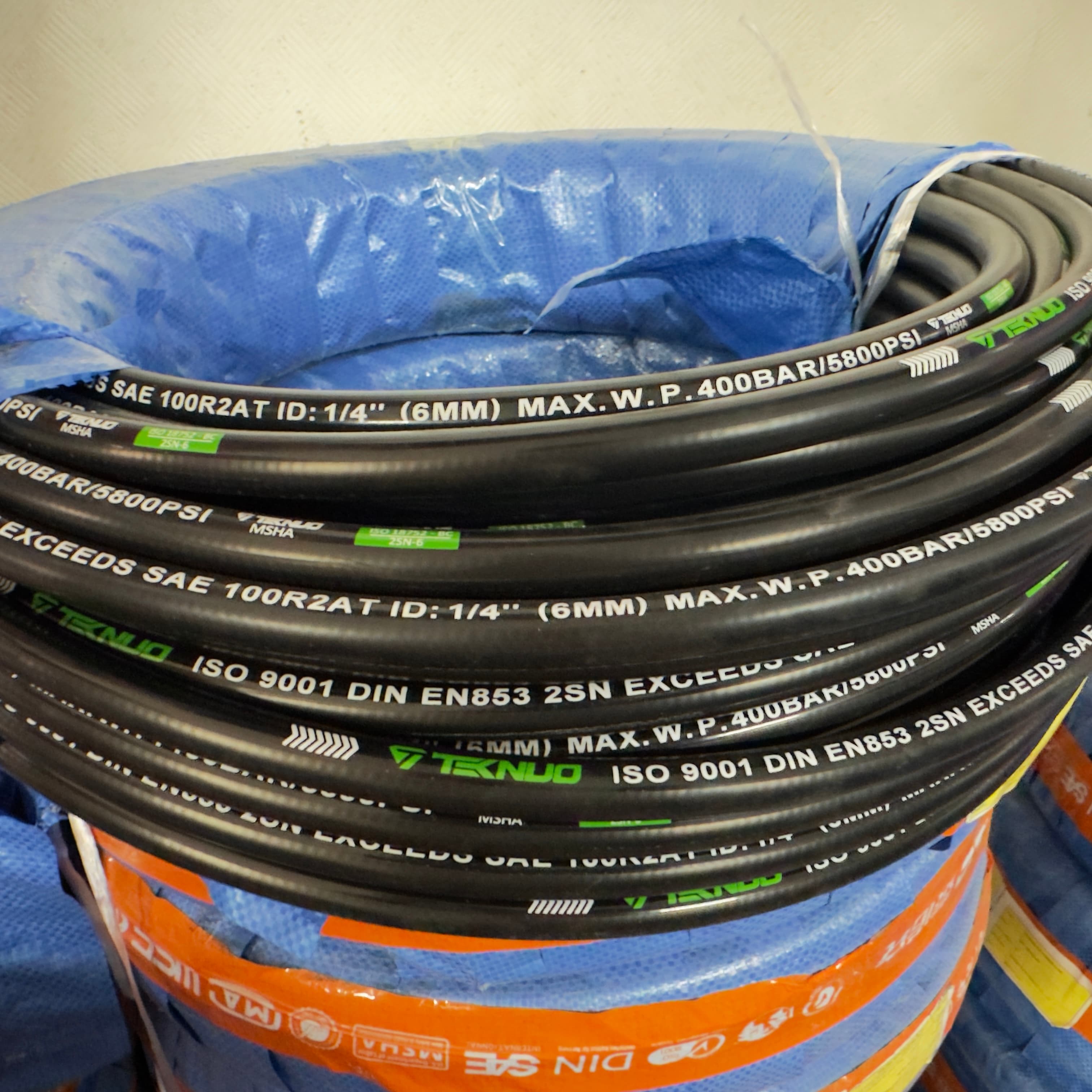 Ống Thủy Lực da trơn TEKNUO, 1/4" R2AT